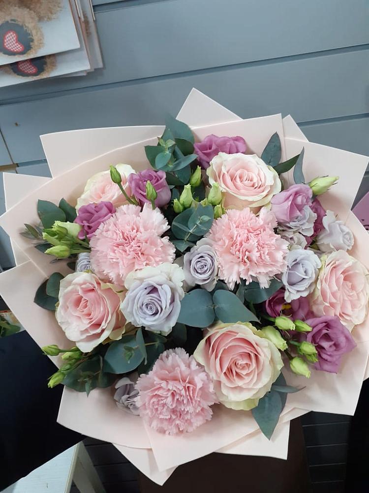 Букет цветов из: Розы, Гвоздики и Лизиантусы в Ендовище